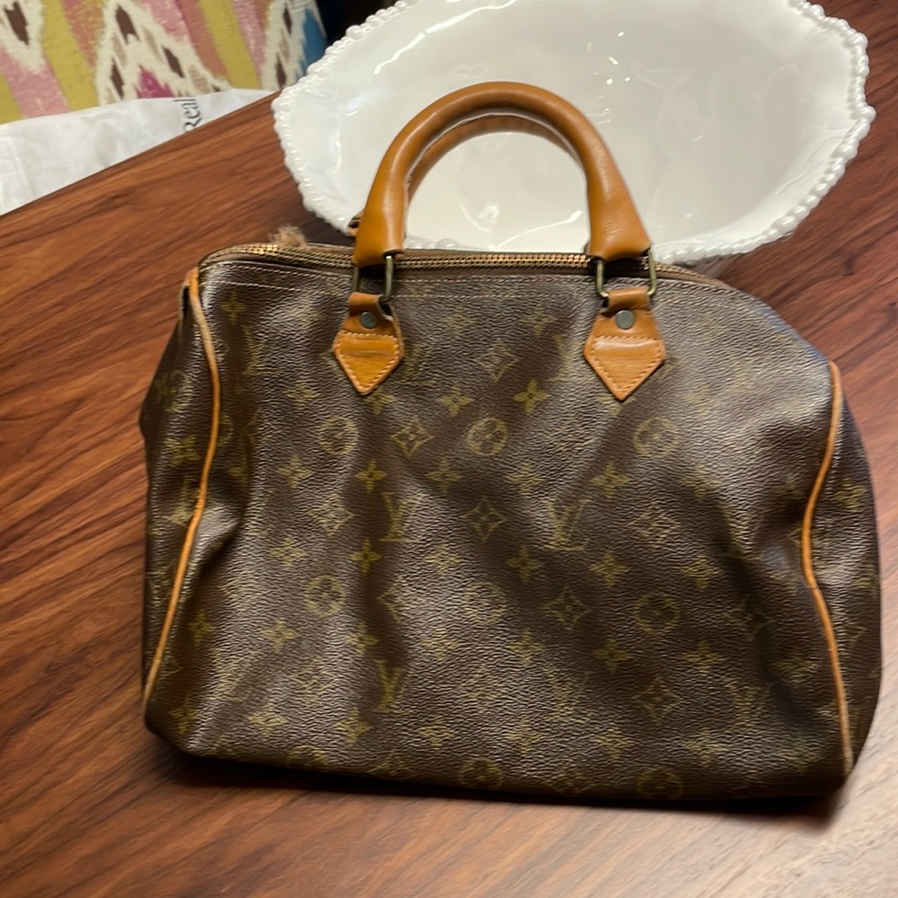 Fair condition. Zipper needs replaced. Some wear on inside and out.